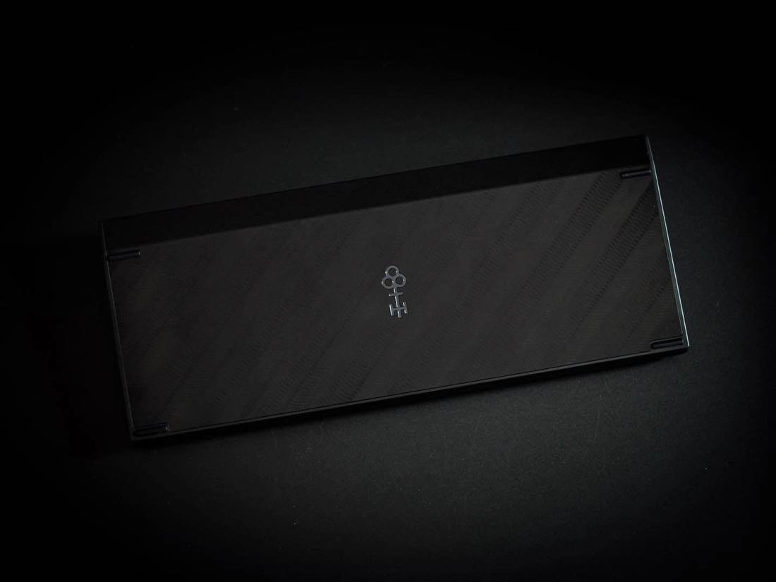 客订 · 全黑暗纹底壳 · 镜面 logo 徽章