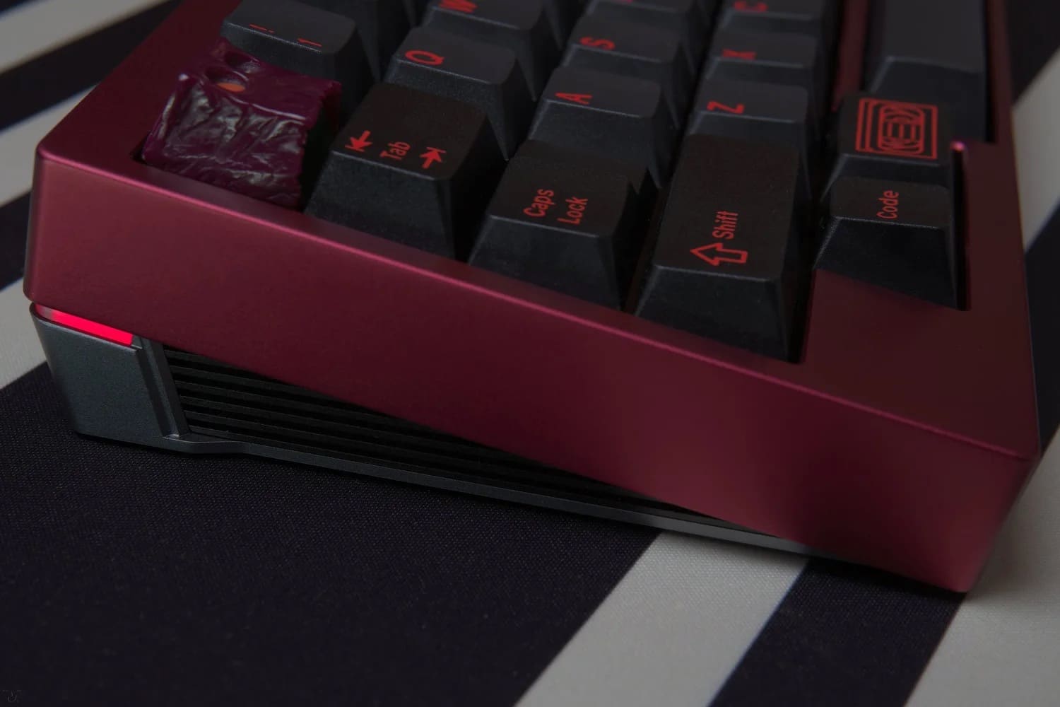 700E · 酒红顶 × 灰底 · 磨砂亚克力灯条