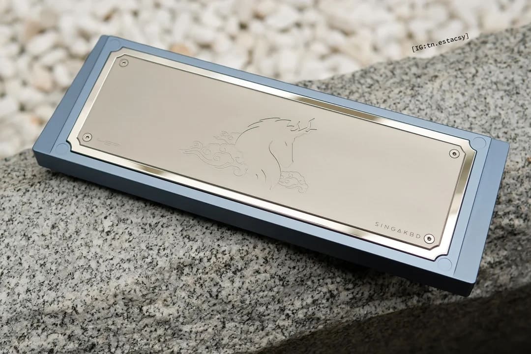 HK · 蓝灰外壳 × 镜面 PVD 背板 · 祥云神驹雕刻