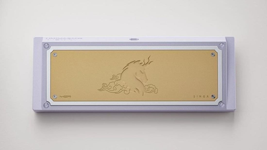 HK · 淡紫外壳 × 金色背板 · 祥云神驹