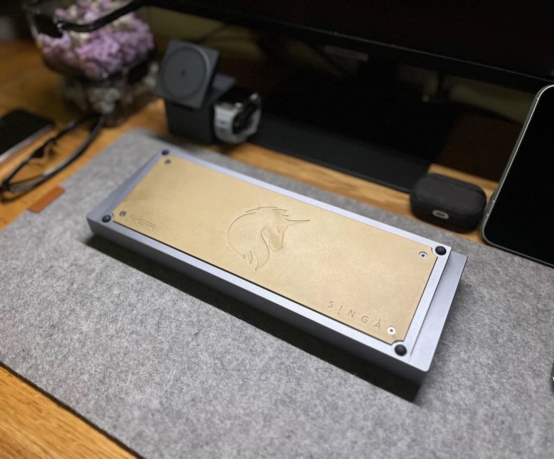银色 × 金色背板 · 桌面实拍